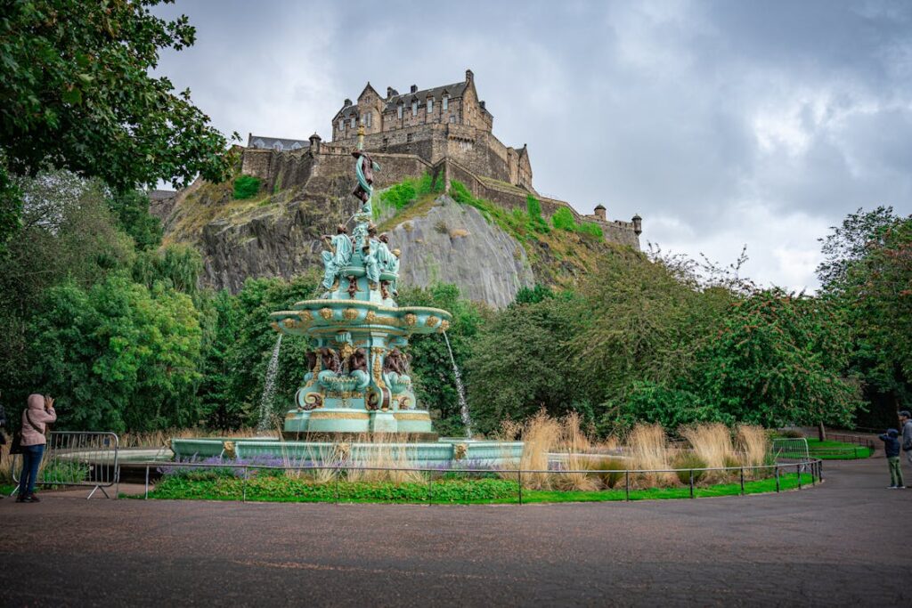 castillo-de-edimburgo-y-fuente-ross-en-escocia